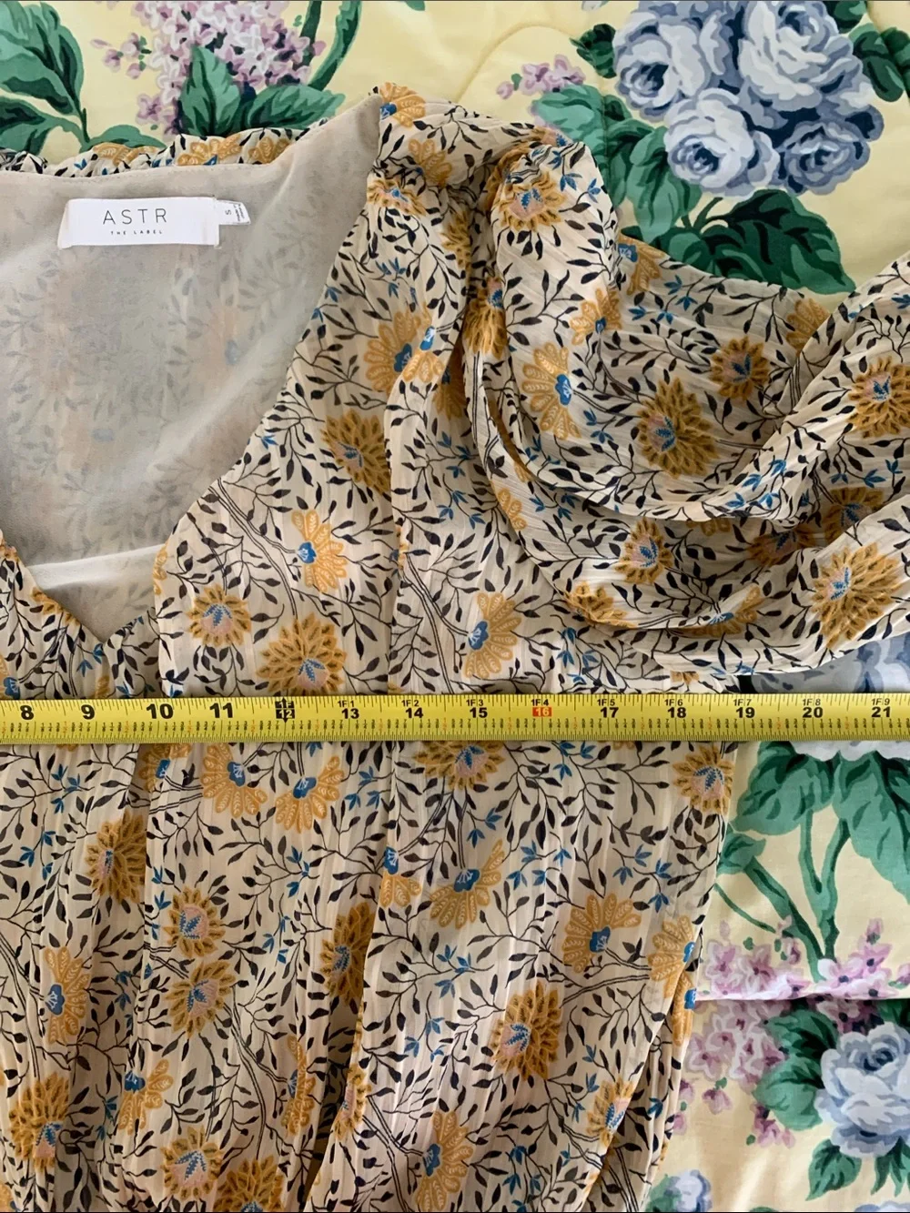 Astr Yellow Floral V-Neck Long Sleeve Crop Blouse - Picture 8 of 9